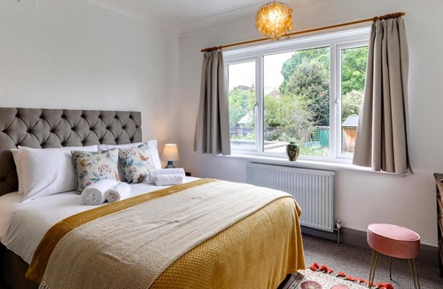 Whittington Apartment | Mill Hill Duplex 3BR & Balcony London 28 Mins
