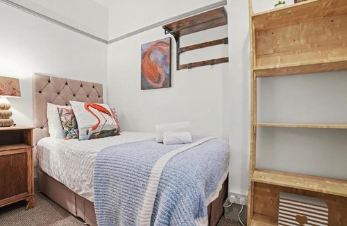 Whittington Apartment | Mill Hill Duplex 3BR & Balcony London 28 Mins
