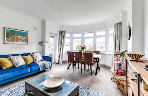 Whittington Apartment | Mill Hill Duplex 3BR & Balcony London 28 Mins