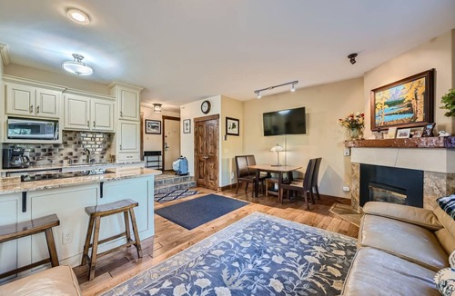 Summit Cove Condo | Minutes From Fun-come Relax And Have A Blast! Flexible Cancellation 1 Bedroom Condo by RedAwning