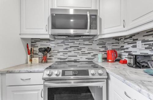 Cambridge Apartment | Modern 1 Bedroom + Den in Cambridge
