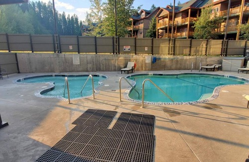East Kootenay Condo | ✫ Modern 2 bed 2 bath condo w/pool & hot tub at the base of ski hill