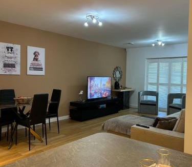Park Royal Apartment | Modern 2-Bedroom Flat Near Wembley - 9 Minutes from Park Royal Station