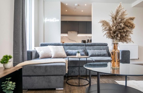 Marlborough Apartment | Modern 2BR - 4 Stops to Wembley - Sleeps 8