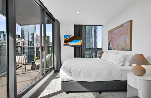 Southbank Apartment | Modern 2BR Southbank with City Views & 2 Balconies