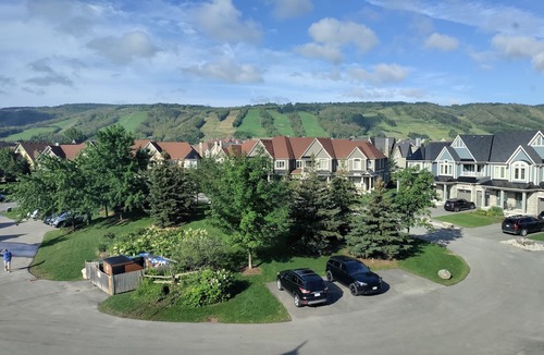 The Blue Mountains Condo | Modern 3 Bedroom, 2 Bath Condo w/pool near village