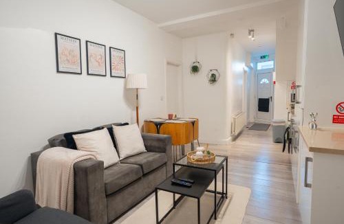 Edgware Apartment | Modern 3 Bed Flat - 3 En-Suites - Parking - near Wembley
