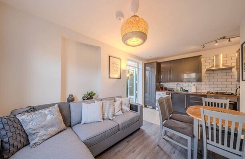 Stratford House | Modern 3-Bed Home Minutes from Westfield & Station