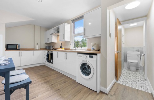 Coventry House | Modern 3 bed home ideally located close to Coventry City Centre, w/parking