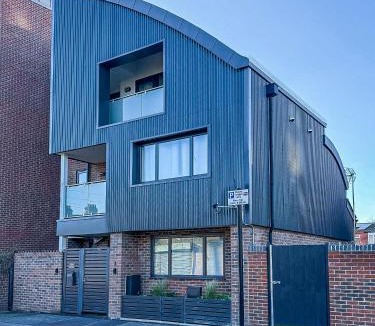 West Ham House | Modern 3 Bed House near Stratford & Excel - Sleeps 8 Guests