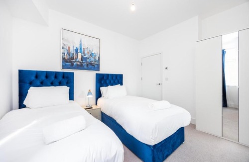 Finchley Church End Apartment | Modern 3 Bedroom House With Balconies & Parking