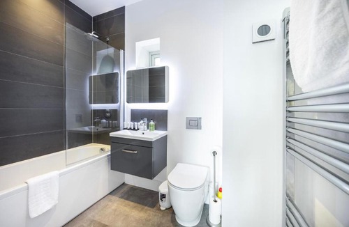 Finchley Church End Apartment | Modern 3 Bedroom House With Balconies & Parking