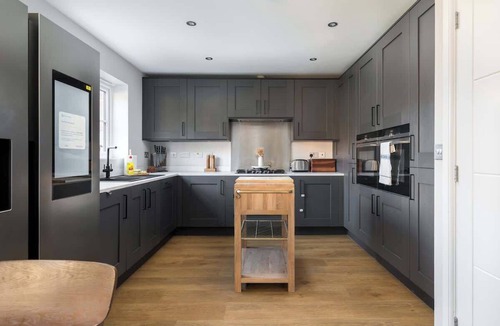 Milton Keynes House | Modern 4-Bed Family Home with 5 Beds & Parking