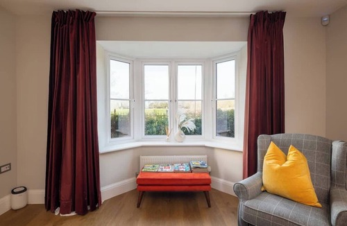 Milton Keynes House | Modern 4-Bed Family Home with 5 Beds & Parking