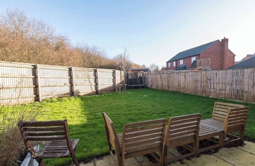 Milton Keynes House | Modern 4-Bed Family Home with 5 Beds & Parking