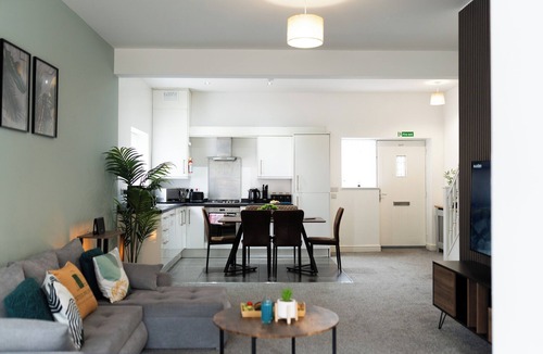 Leicester House | Modern 4 Bedroom House Free Parking Near City Glen meadows