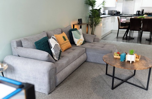 Leicester House | Modern 4 Bedroom House Free Parking Near City Glen meadows