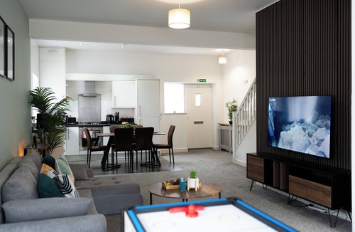Leicester House | Modern 4 Bedroom House Free Parking Near City Glen meadows