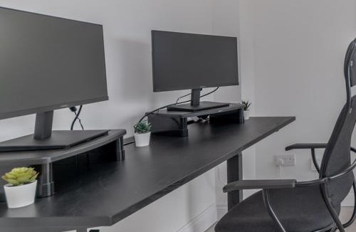 Bedford House | Modern 4BR House WorkStay, Private Parking and Office, Ideal for Long Stays