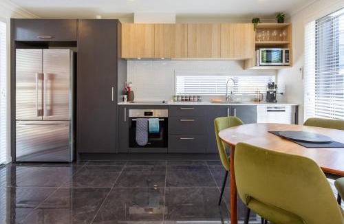 Riccarton Apartment | Modern 4BR in Riccarton, Walk to Mall & Park