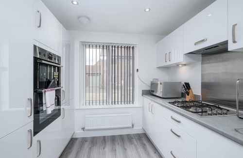Aylesbury House | Modern 5 Bedroom 3 Bathroom Serviced House Aylesbury with parking