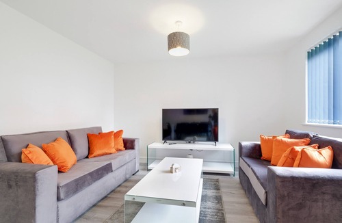 Aylesbury House | Modern 5 Bedroom 3 Bathroom Serviced House Aylesbury with parking