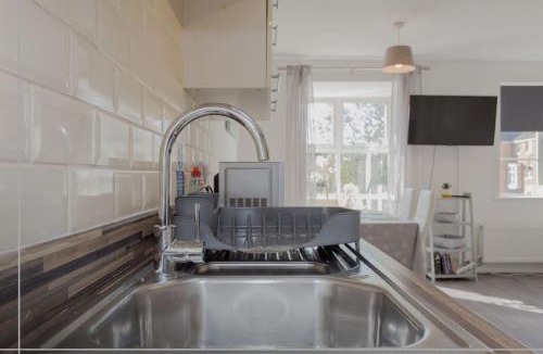 Peterborough Apartment | Modern 5BR Home Near City Attractions - Peterborough