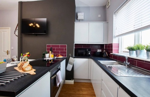 Castle Donington Apartment | Modern Apt Near EMA; with Free Gym Access, Parking