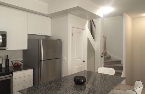 Woodbridge House | Modern Boutique Townhome Vaughan, Woodbridge 15 minutes to Airport & Attractions