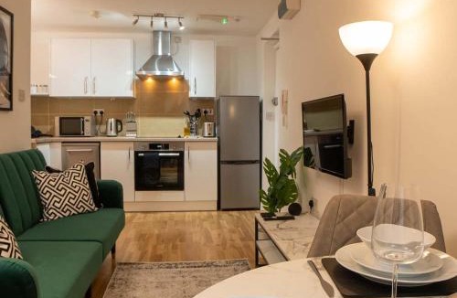 Mill Road Apartment | Modern & Central - KING Bed, Super FAST Wi-Fi