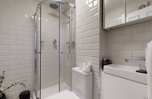 Brondesbury Apartment | Modern & Chic Apartment near Kilburn Jubilee Line