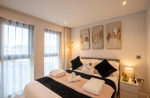 Barnet Apartment | Modern City Apartment - Sleeps 4 - 1 Train to Central