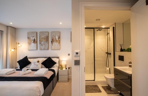 Barnet Apartment | Modern City Apartment - Sleeps 4 - 1 Train to Central