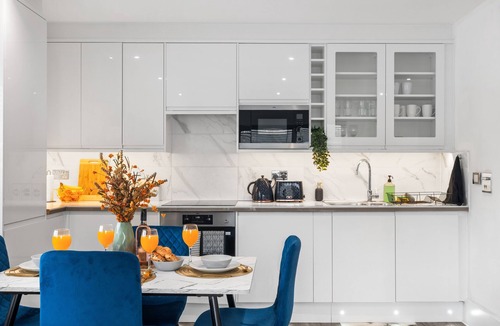 Hove Apartment | Modern | City Stay | Walk to Station| Free Parking