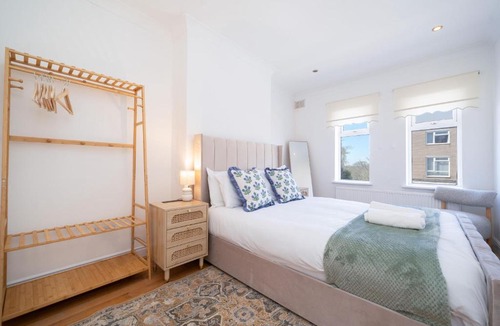 Elstree House | Modern Cosy Home w Stylish Interior - Pass the Keys