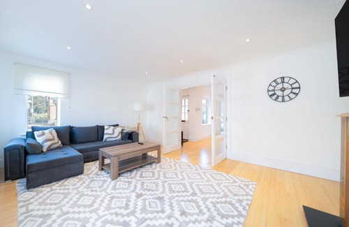 Elstree House | Modern Cosy Home w Stylish Interior - Pass the Keys