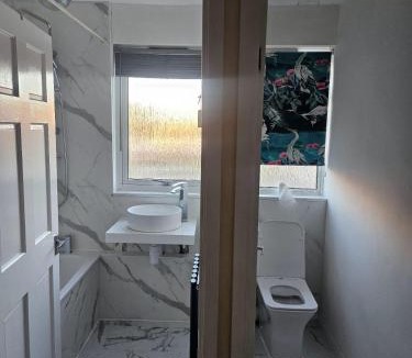 Bierton Apartment | Modern Cozy central beautiful and Stylish 2 bed house with Smart TV Sleeps up to 6
