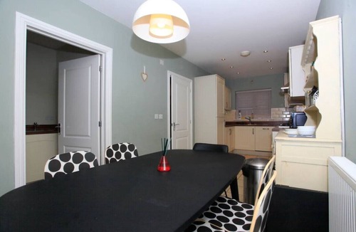 Peterborough House | Modern Escape | Hot Tub | 4-Car Parking