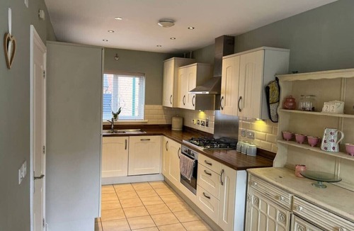 Peterborough House | Modern Escape | Hot Tub | 4-Car Parking