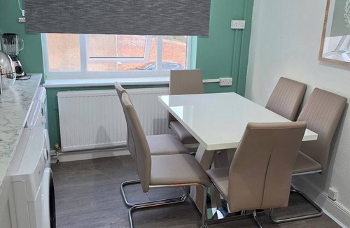 Northampton House | Modern Flat, Northampton. Families and groups.