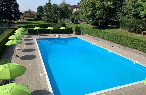 Bregano Apartment | Modern Lake Apartment with Pool & Tennis