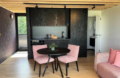 Bohon House | Modern lodge for 2 with a hot tub and a firepit