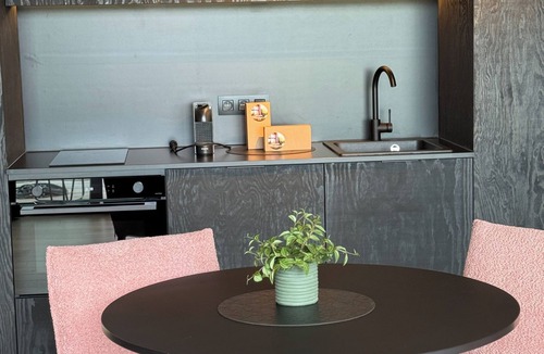 Bohon House | Modern lodge for 2 with a hot tub and a firepit