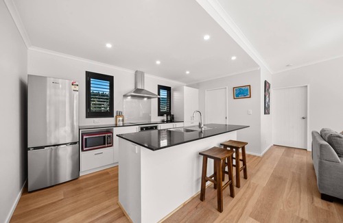 Martinborough Villa | Modern Martinborough Escape | Pool & Tennis | Walk to Town