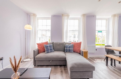 Abingdon Apartment | Modern Morris Mews - High Spec - 7 - Guests