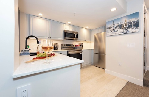 Village North House | Modern Mountain- 3 Bed/2.5 Bath- Private Hot Tub!