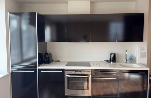 Stonebridge Apartment | Modern Penthouse w/Balcony & Secure Parking – Near Station
