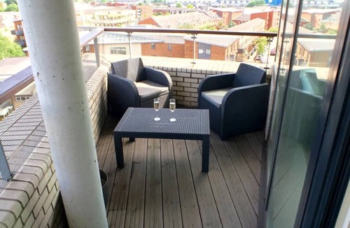 Stonebridge Apartment | Modern Penthouse w/Balcony & Secure Parking – Near Station