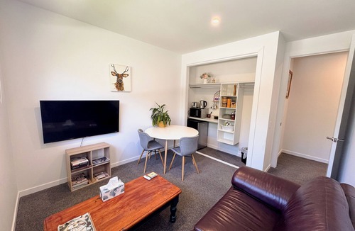 Lowburn Bed & Breakfast | Modern private suite on local cherry orchard