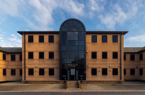 Peterborough Apartment | Modern Serviced Studio - Affordable Luxury with Free WIFI Free Parking Flat Screen Smart TV